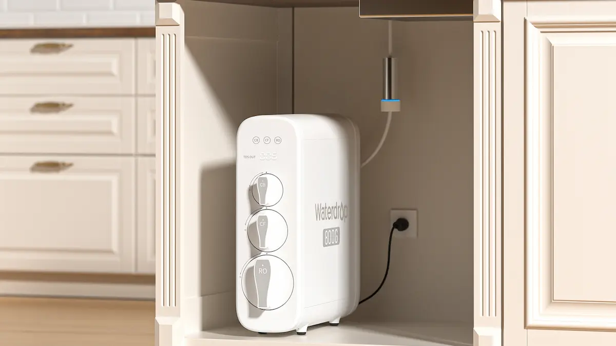 Osmoseur Waterdrop G3P800 installé sous l'évier d'une cuisine, relié à son robinet