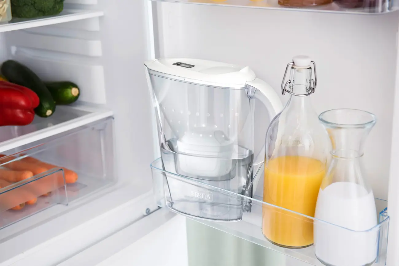Carafe filtrante BRITA Marella rangée dans la porte d'un réfrigérateur