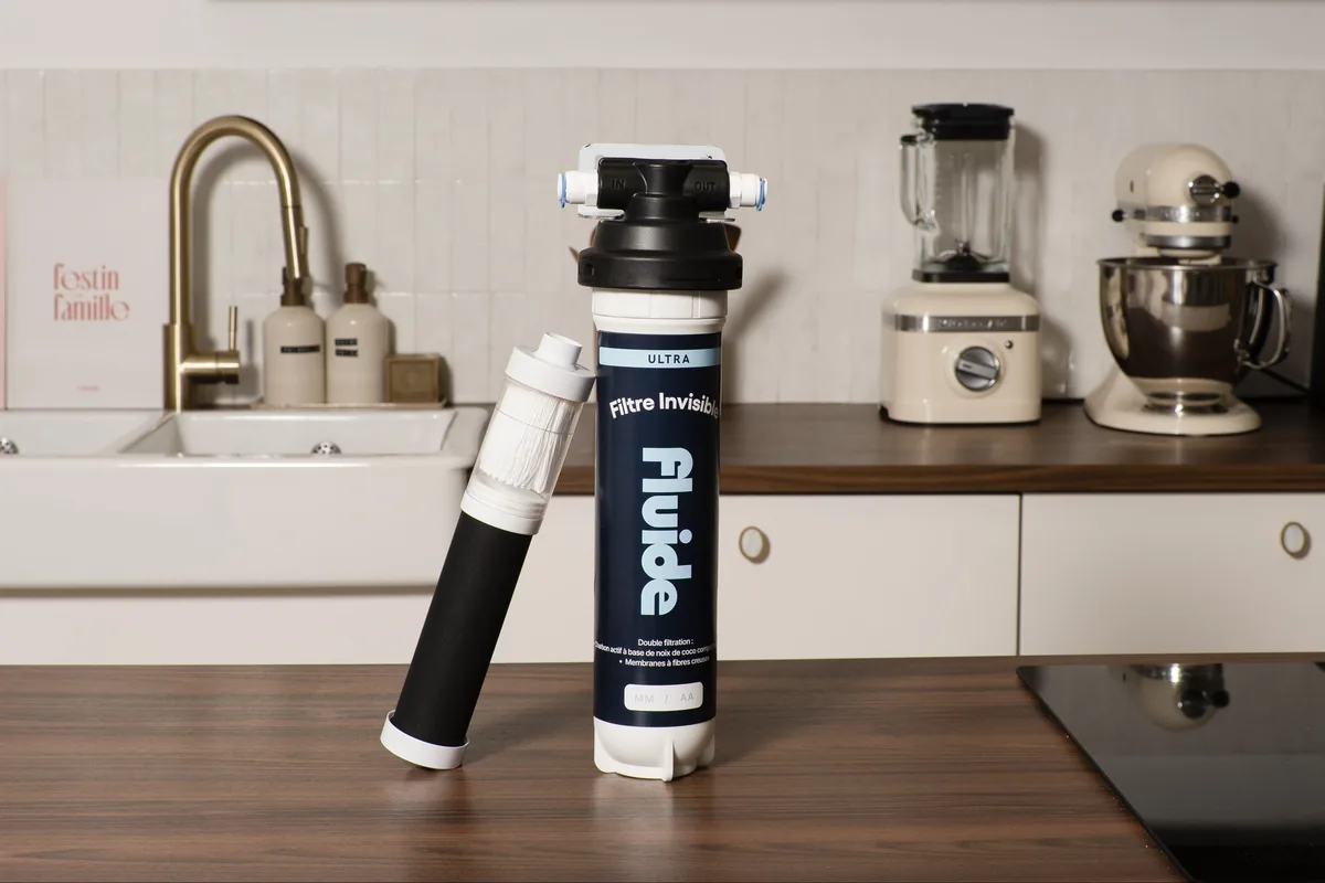 Corps de filtre Fluide Ultra et sa cartouche posés sur un plan de travail de cuisine