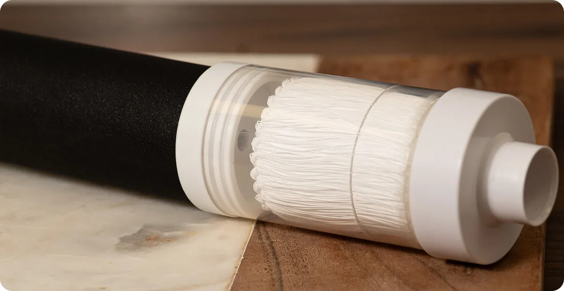 Cartouche Fluide Ultra montrant le faisceau de membranes à fibres creuses à côté du bloc de charbon actif