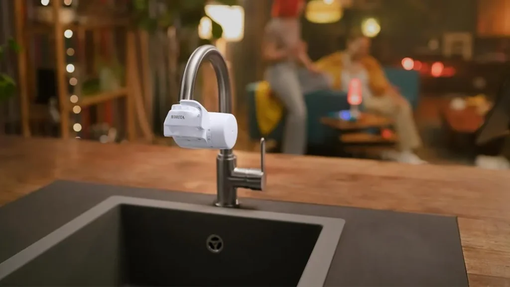 Filtre sur robinet BRITA ON TAP V fixé au robinet d'un évier de cuisine