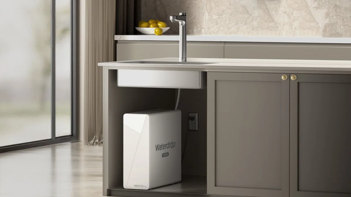 Osmoseur Waterdrop X12 installé sous un évier de cuisine